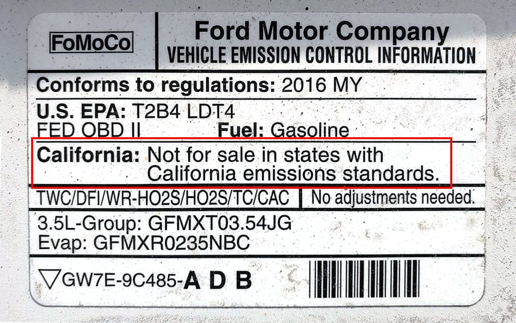 табличка эмиссий в моторном отсеке выбросов выхлопных газов Not for sale in states with California emissions standarts